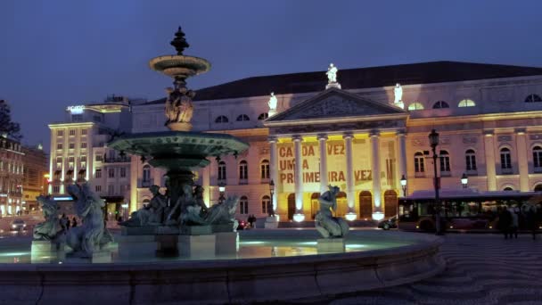 Verlichte Fontein Met Nationaal Theater Achtergrond Het Rossio Plein Lissabon — Stockvideo