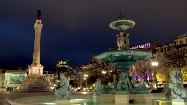 Upplyst Fontän Med Kolonn Pedro Rossio Square Lissabon Portugal Tagen — Stockvideo