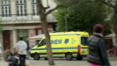 Lizbon/Portekiz - 9 Mayıs 2019: Ambulans Lizbon'daki Rossio Meydanı'ndan geçiyor