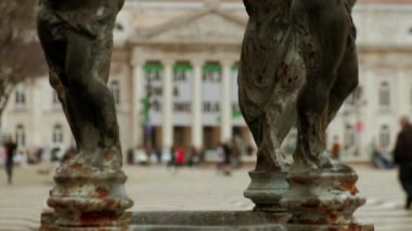 Lizbon Rossio meydanında eski dökme demir içme çeşmesi ile görülen Ulusal Tiyatro Defocused cephe, Portekiz