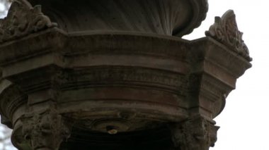 Lizbon Rossio meydanında eski içme çeşmeaşağı tilt, Portekiz. Arka planda Ulusal Tiyatro ve insanların siluetleri deodaklanmış cephe