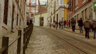 Lizbon/Portekiz - 9 Mayıs 2019: Gloria Füniküler'in Lizbon'da fotoğraflarını çeken turistler inerken çekilen geniş klibi