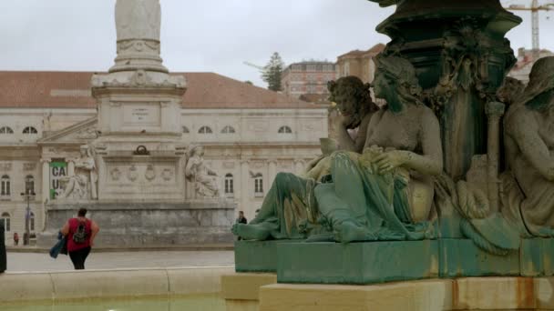 Chiudi Clip Sculture Sulla Fontana Piazza Rossio Mentre Gente Passa — Video Stock