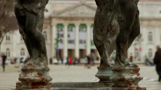 Facciata Sfocata Del Teatro Nazionale Vista Attraverso Vecchia Fontana Ghisa — Video Stock