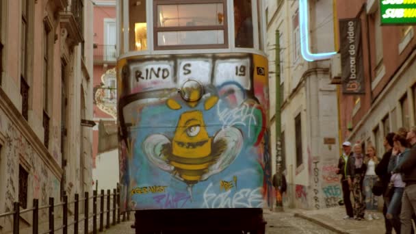 Lissabon Portugal Maj 2019 Graffiti Målade Gloria Funicular Klättrar Uppför — Stockvideo