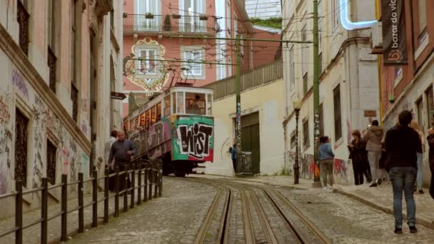 Lisboa Portugal Maio 2019 Gloria Funicula Pintada Com Grafite Descendo — Vídeo de Stock