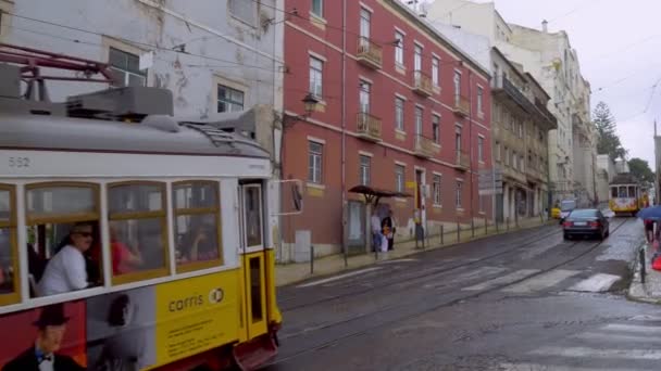 Lissabon Portugal Maj 2019 Statisk Klämma Traditionella Vintage Spårvagnar Klättrar — Stockvideo