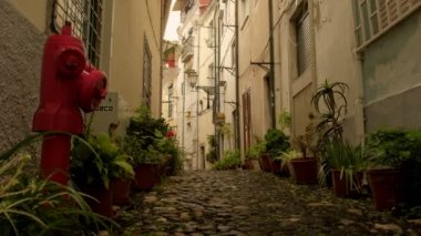 Lizbon Alfama ilçesinde dar arnavut kaldırımlı backstreet soldan sağa kaydırıcı vurdu, Portekiz