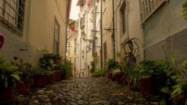 Lizbon Alfama ilçesinde dar arnavut kaldırımlı backstreet sağdan sola kaydırıcı atış, Portekiz