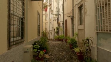 Lizbon Alfama ilçesinde dar arnavut kaldırımlı backstreet vinç tarzı aşağı hareket, Portekiz