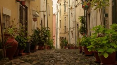 Jib tarzı Lizbon Alfama ilçesinde dar dik backstreet kadar hareket, Portekiz