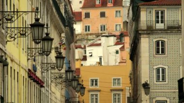 Alfama ilçesinde pencere ve sokak lambaları ile eski tipik evlerin Statik klip, Lizbon