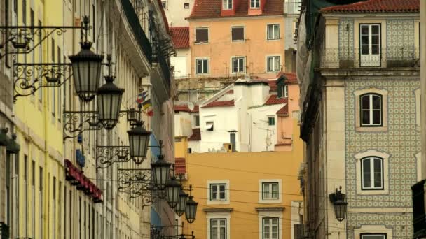 Grampo Estático Casas Típicas Antigas Com Janelas Candeeiros Rua Bairro — Vídeo de Stock