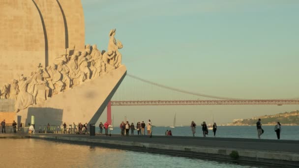 Klip Tengah Orang Berjalan Jalan Sepanjang Dermaga Samping Monumen Untuk — Stok Video