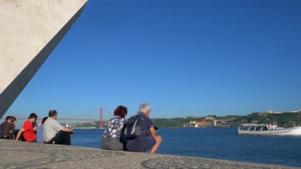 Turister Tittar Passerande Båt Statyn Till Henry Navigatorn Belem Lissabon — Stockvideo