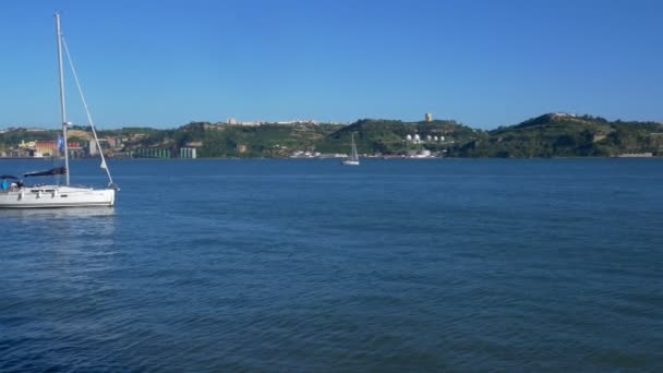 Pan Desde Yate Que Pasa Por Río Tajo Hasta Puente — Vídeos de Stock