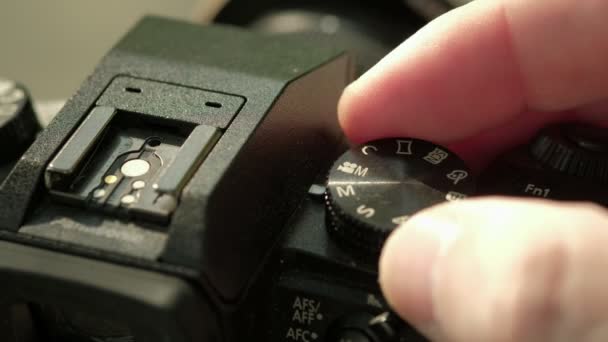 Close Shot Van Belichtingsmodus Die Wordt Gewijzigd Een Knop Bovenkant — Stockvideo