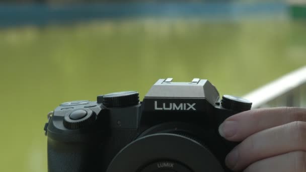 Fechar Clipe Fotógrafo Ativando Pop Flash Câmera — Vídeo de Stock