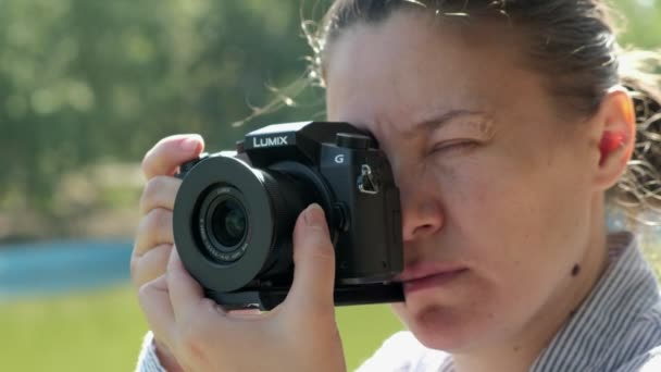 Fechar Clipe Fotógrafo Feminino Manualmente Focando Uma Câmera — Vídeo de Stock