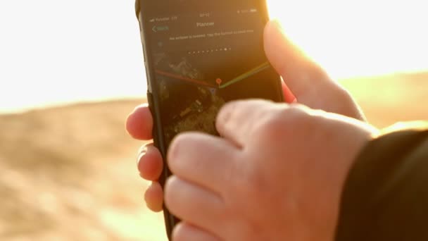 Fechar Clipe Fotógrafo Usando Aplicativo Efemérides Smartphone Tomado Amanhecer — Vídeo de Stock