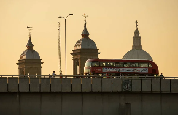 後ろにセントポールズとロンドン橋を渡るバス. — ストック写真