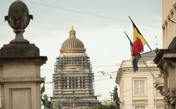 Belgische Flagge und Justizpalast in Brüssel — Stockfoto