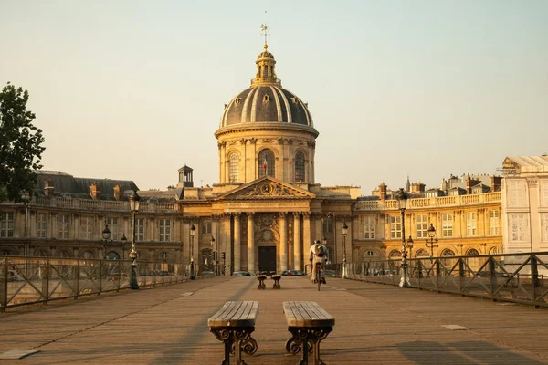 Low wide shot of Pont des Arts and Institut de France in Paris a — Stock Photo, Image