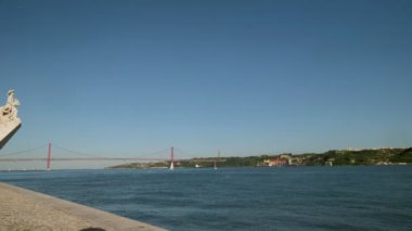 Pan Nehri 'nden Tagus Anıtı' na Belem Bölgesi, Lizbon, Portekiz 'deki nehir kıyısında yürüyen turistlerle