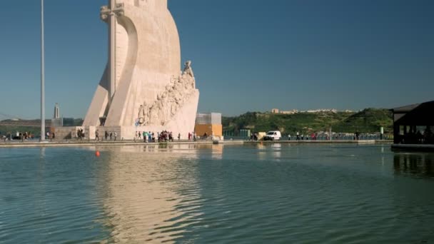 Melintasi Dari Kolam Air Monumen Untuk Penemuan Distrik Belem Lisbon — Stok Video