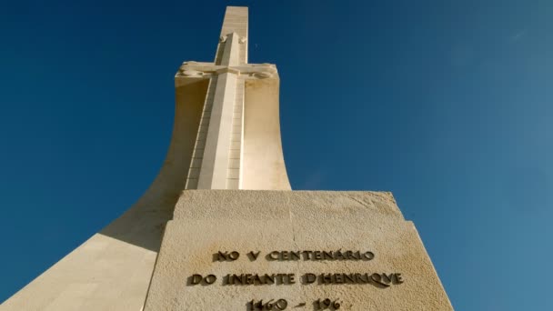 ポルトガルリスボンのベレン地区の発見への記念碑に北のファサードと金属碑文の静的なクリップ — ストック動画