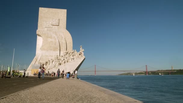 位于葡萄牙里斯本的四月二十五日桥边的塔格斯河畔发现文物纪念碑前 游客们正在观光客 — 图库视频影像