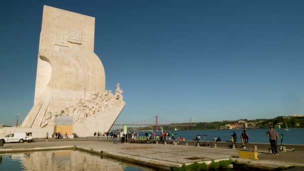 Lisbon Portugal Mungkin 2019 Klip Sudut Rendah Monumen Penemuan Dengan — Stok Video