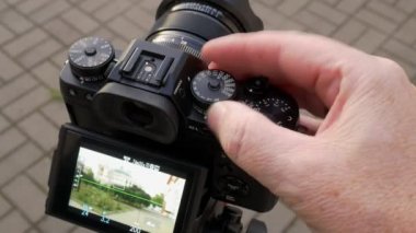 Fotoğrafçının kamerasında ampulle çevirme hızını ayarlarken yakın klip.