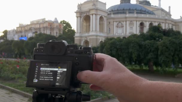 摄影师在拍照前 用相机上的菜单设定一个2秒钟的自拍定时器 — 图库视频影像