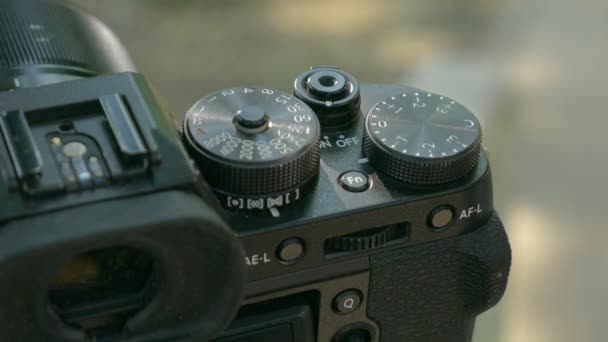 Fechar Clipe Fotógrafo Mudando Seletor Velocidade Obturador Uma Câmera Sem — Vídeo de Stock