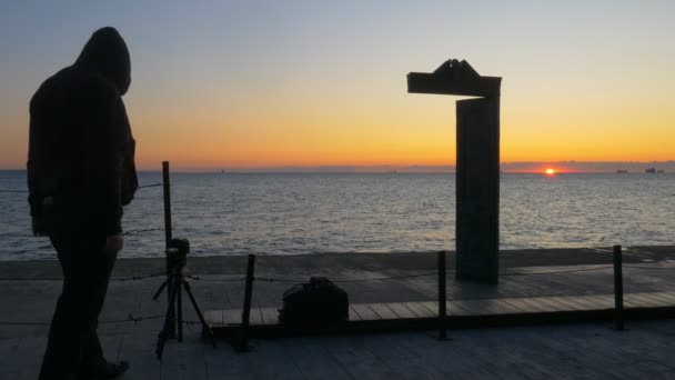 Гуді Одягнений Фотографа Фотографує Домуса Соліса Коли Сонце Сходить Позаду — стокове відео