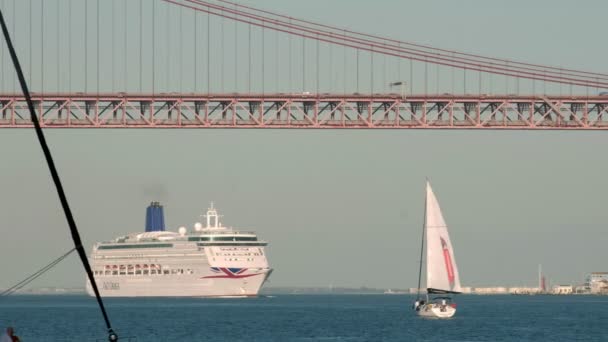 Lissabon Portugal Mei 2019 Groot Cruiseschip Verlaat Lissabon Als Jachten — Stockvideo