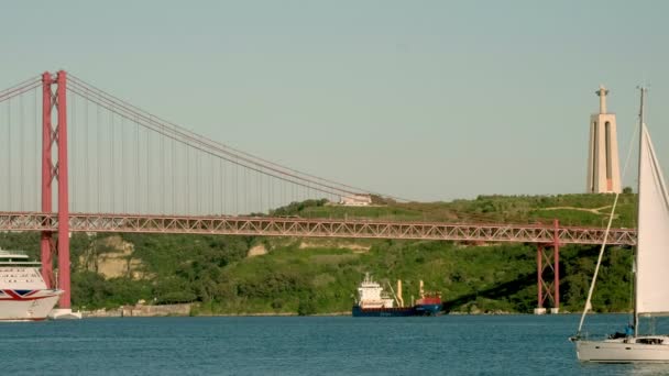 葡萄牙里斯本 2019年5月10日 4月25日大桥 April Bridge 和塔格斯河 Tagus River 的静态段 作为游轮和游艇驶离 — 图库视频影像