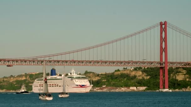 葡萄牙里斯本 2019年5月10日 在里斯本4月25日大桥下航行的大型游轮 作为游艇在葡萄牙塔古斯河上航行的前景 — 图库视频影像