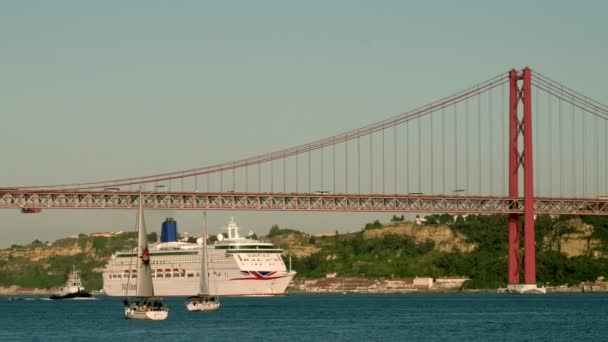 Lisboa Portugal Maio 2019 Grande Navio Cruzeiro Que Navega Sob — Vídeo de Stock