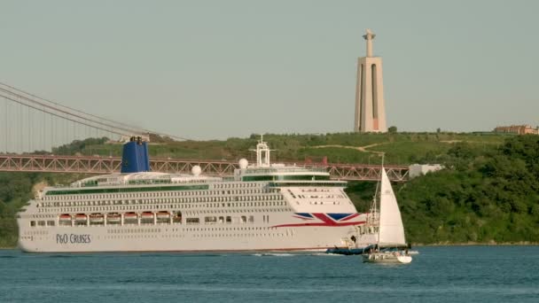 Лісабон Португалія Травня 2019 Круїзний Корабель Відпливає Лісабона Яхти Плавають — стокове відео