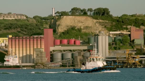 Lissabon Portugal Mai 2019 Schlepper Vor Großem Kreuzfahrtschiff Auf Dem — Stockvideo