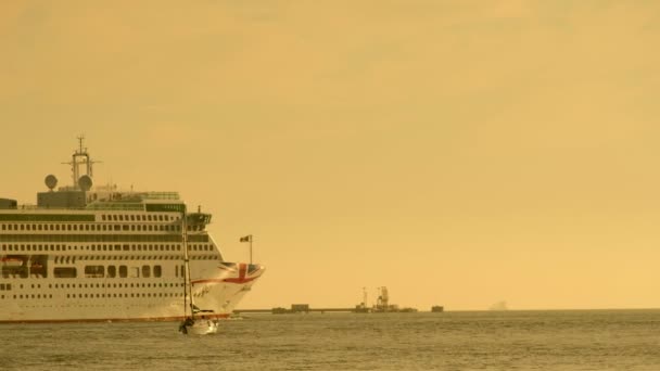 Lissabon Portugal Mei 2019 Groot Cruiseschip Vaart Bij Zonsondergang Naar — Stockvideo