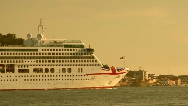 Lisbon Portugal May 10Th 2019 Big Cruise Ship Departing Lisbon — Stock Video