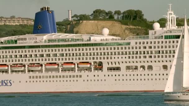 Lissabon Portugal Maj 2019 Statiskt Klipp Kryssningsfartyg Med Passagerare Översta — Stockvideo