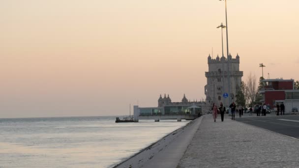 Lisboa Portugal Maio 2019 Longa Filmagem Pessoas Margem Rio Tejo — Vídeo de Stock