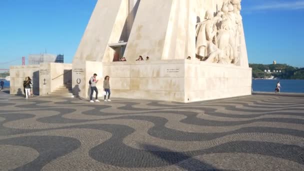 葡萄牙里斯本 2019年5月10日 当游客经过里斯本贝伦区时 北侧纪念碑立面倾斜 — 图库视频影像