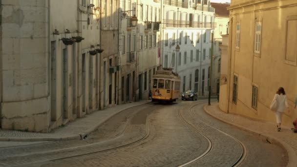 Лисбон Португаль Мая 2019 Года Желтый Трамвай Старом Стиле Поднимающийся — стоковое видео