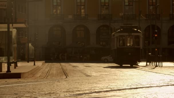 Silhouet Van Typische Oude Tram Rijdt Weg Van Camera Vroege — Stockvideo