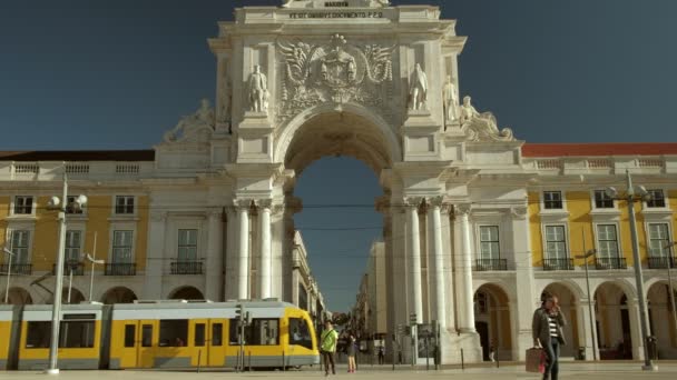 Лисбон Португаль Мая 2019 Турист Фотографирует Арку Руа Аугуста Лиссабоне — стоковое видео